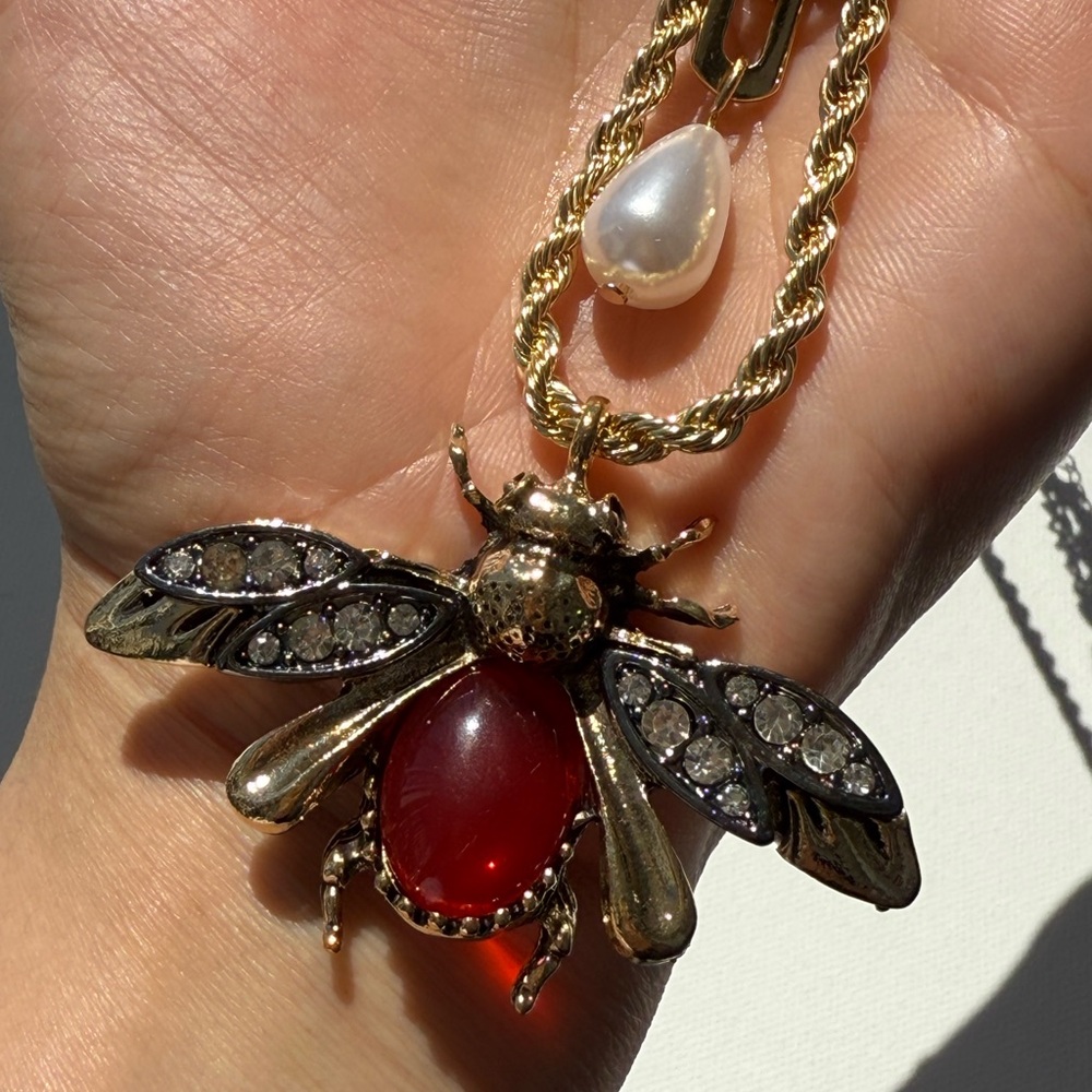 NEW!
Vintage Bee Jewelry Set – Necklace & Earrings - Picture 4 of 14